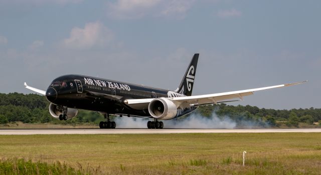 Boeing 787-9 Dreamliner (ZK-NZE) - All black!