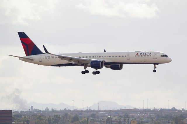 BOEING 757-300 (N589NW) - Spotted at KPHX on Jan-26-2021