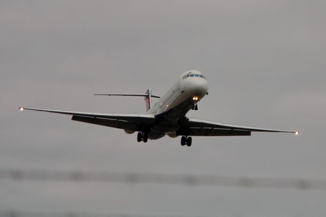 McDonnell Douglas MD-88 (N964DL) - Delta MD-88 Arriving on runway 36 at Green Bay from Charlotte.