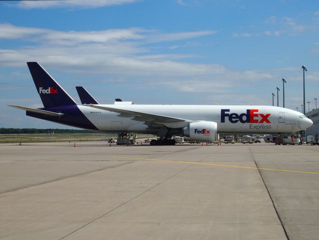 Boeing 777-200 (N895FD)