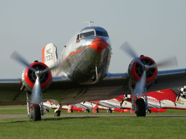 Douglas DC-3 (N17334)