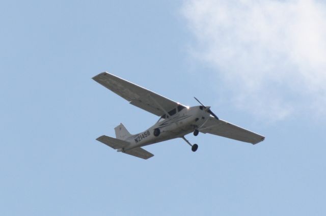 Cessna Skyhawk (N21458) - Cessna Skyhawk (N21458) on approach to Sarasota-Bradenton International Airport