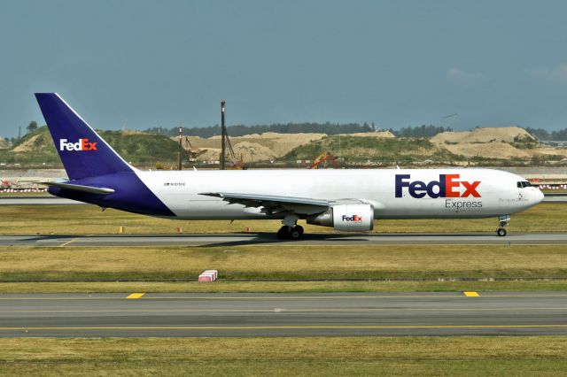 BOEING 767-300 (N101FE)