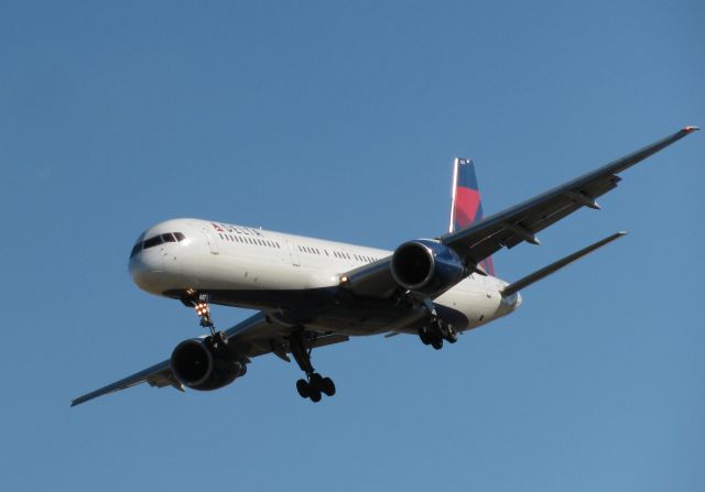 Boeing 757-200 — - B752