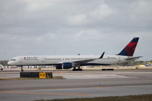 BOEING 757-300 (N582NW) - Delta Flight 2226 taxis to the gate at Southwest Florida International Airport following flight from Minneapolis-St Paul International Airport (12/18/24)