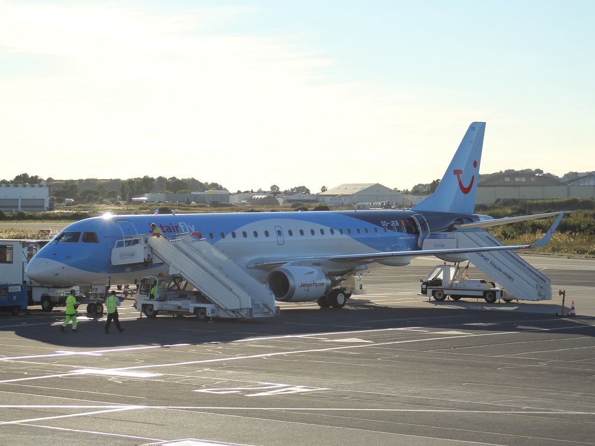 Embraer ERJ-190 (OO-JEB) - flight CRL-TLN-BES-TLN-CRL
