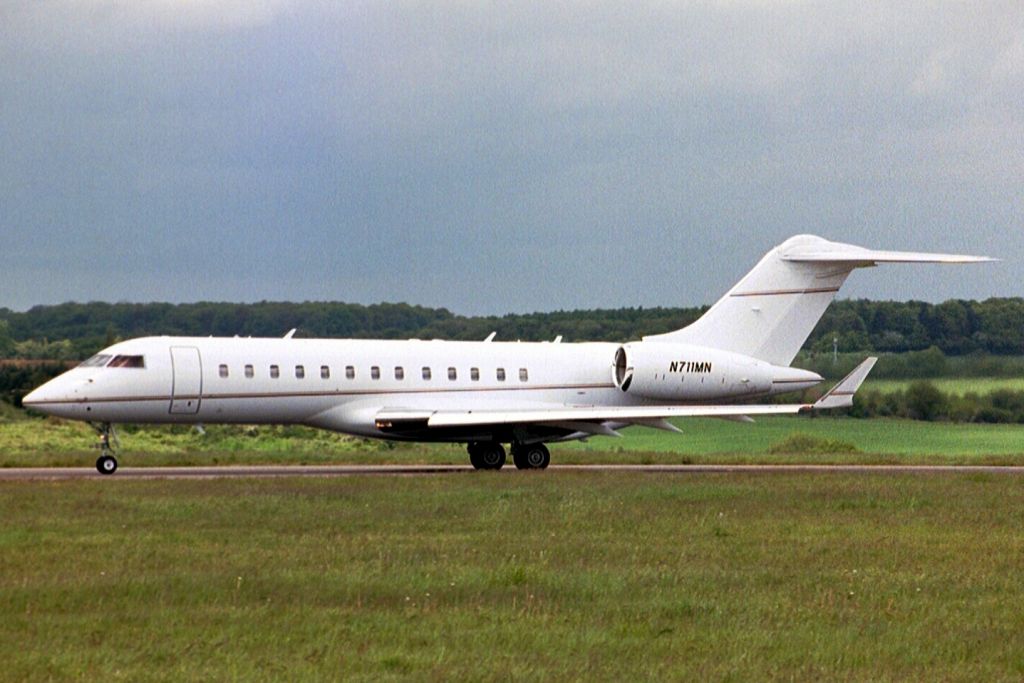Bombardier Global Express (N711MN) - Departing rwy 26 on 24-May-05 heading for LETO.br /br /Reregistered N881WT 22-Mar-08.