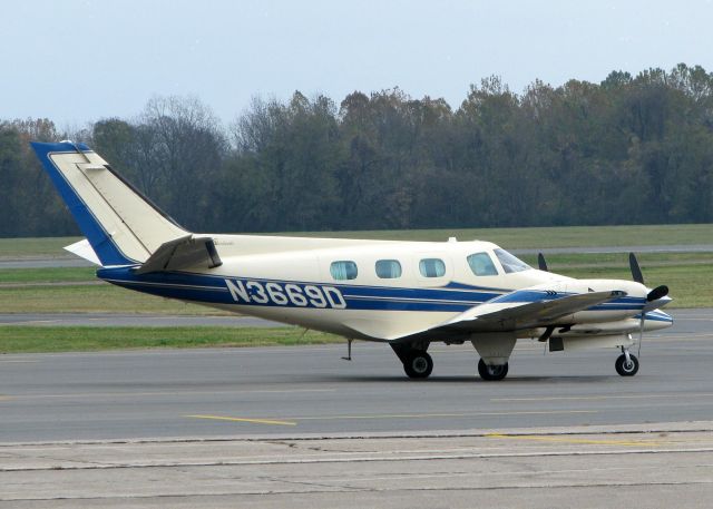 Beechcraft Duke (N3669D) - 1980 Beech B-60 at Downtown Shreveport.