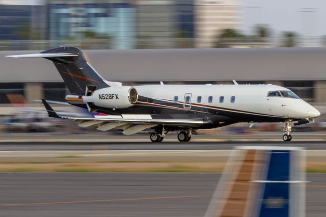 Bombardier Challenger 300 (N528FX)