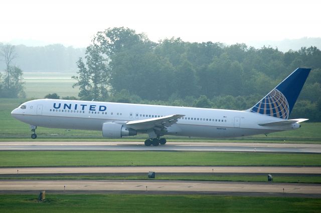BOEING 767-300 (N647UA) - N647UA  B767-322  UAL  KIAD  20110904