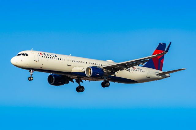 Airbus A321 (N216DN) - A Delta Airlines A321 landing at PHX on 2/5/23. Taken with a Canon R7 and Tamron 70-200 G2 lens.