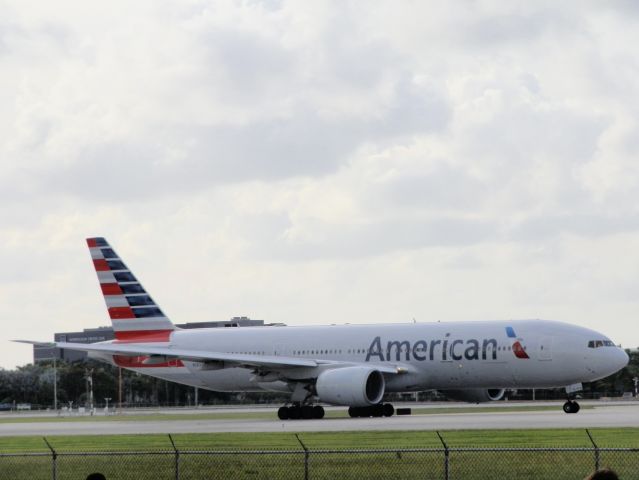 Boeing 777-200 (N781AN)
