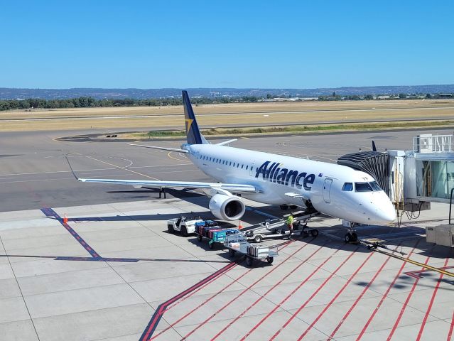 Embraer ERJ-190 (VH-UYF)