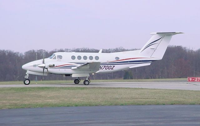 Beechcraft Super King Air 200 (N700Z) - Taxiing to ramp; 3/13/09