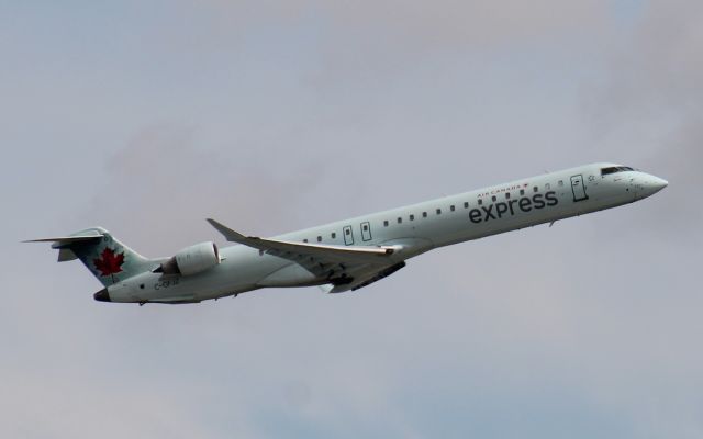 Canadair Regional Jet CRJ-900 (C-GFJZ)