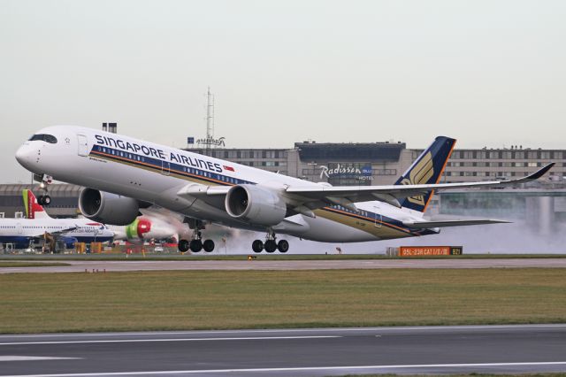 Airbus A350-900 (9V-SMP) - SIA51 departing on the return to Singapore after arriving earlier from IAH.