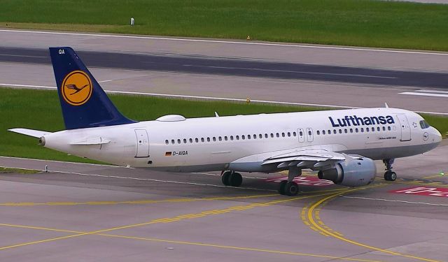Airbus A320 (D-AIQA) - Taxiing for departure to Frankfurt
