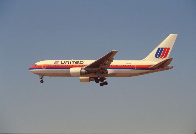 BOEING 767-200 (N605UA) - Final Approach to KLAX Intl Airport on 1989/08/31