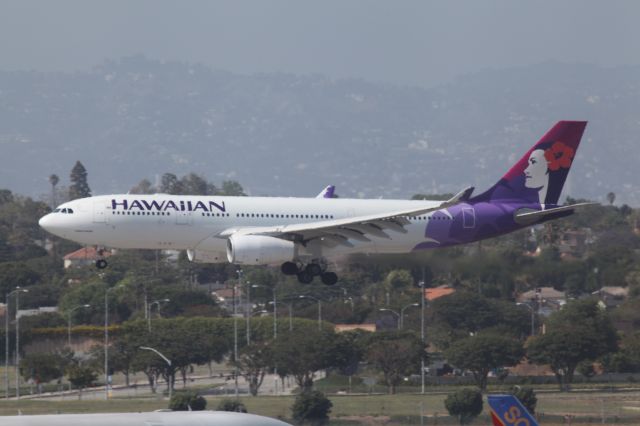 Airbus A330-200 (N380HA)