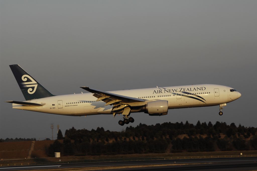 Boeing 777-200 (ZK-OKD) - Landing at NRT Airport Runway 16L on 2011/12/29