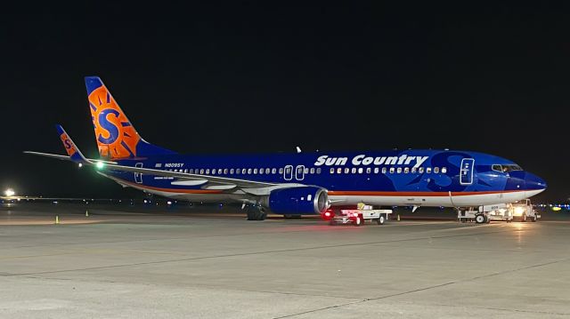 Boeing 737-800 (N809SY) - One of this years many college football charters at KHUF. br /br /This aircraft is a 2005 Boeing 737-8Q8, SN 30683, owned/operated by Sun Country Airlines. 10/29/22. 