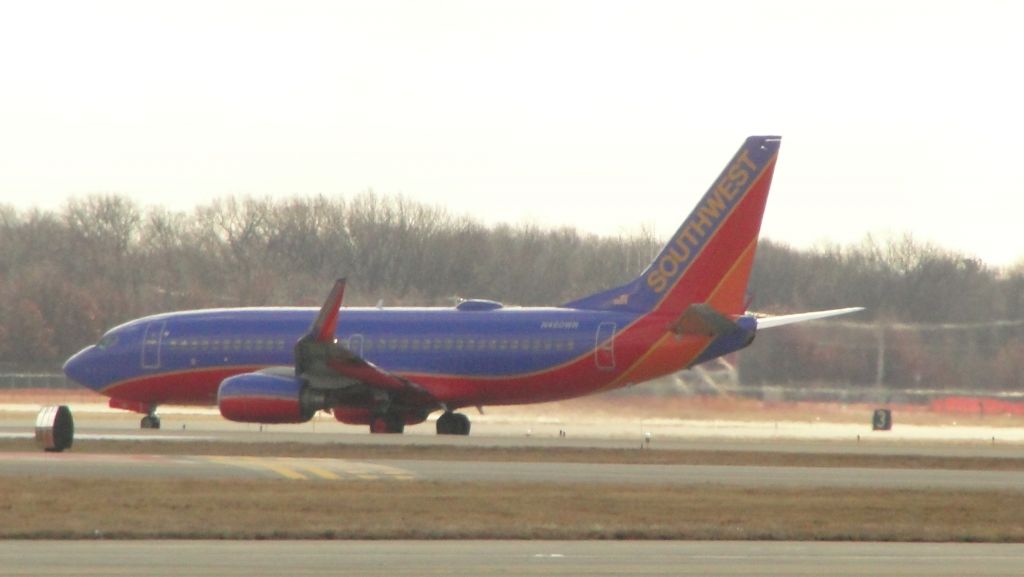 Boeing 737-700 (N460WN) - Southwest 737-7H4 taxiing at PVD for a departure to BWI.