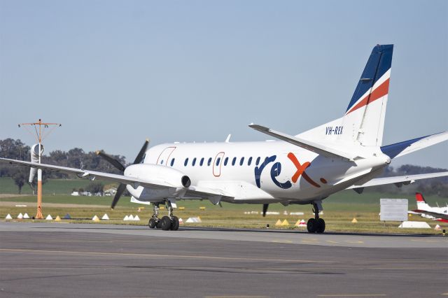 Saab 340 (VH-REX) - Regional Express Airlines (VH-REX) Saab 340B taxiing at Wagga Wagga Airport.