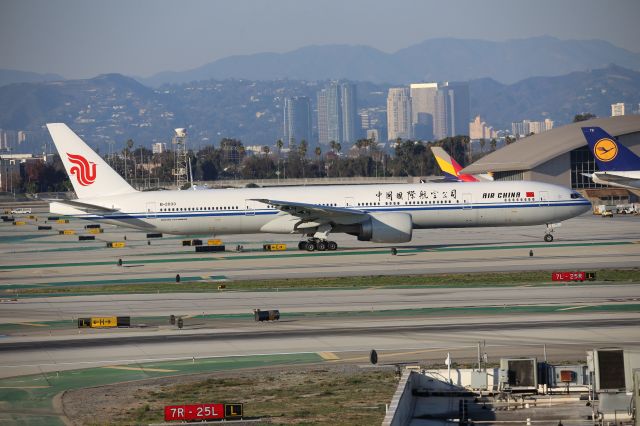 BOEING 777-300ER (B-2033)