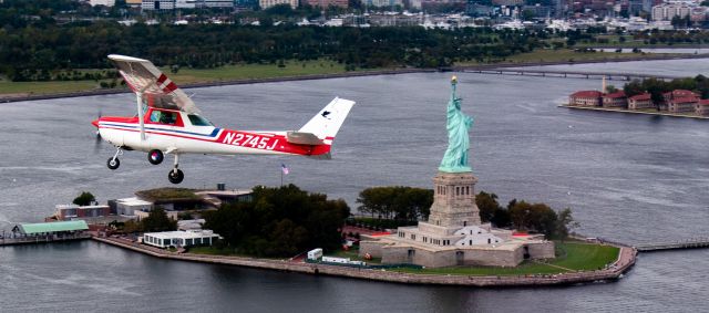 Cessna Commuter (N2745J) - Flying down the Hudson river October 2021. 