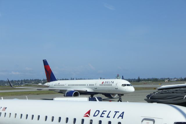 Boeing 757-200 (N711ZX) - 050714 Delta taxiing in to gate