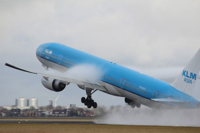 Boeing 777-200 (PH-BVC) - and there is lift off