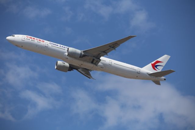 BOEING 777-300ER (B-2001)