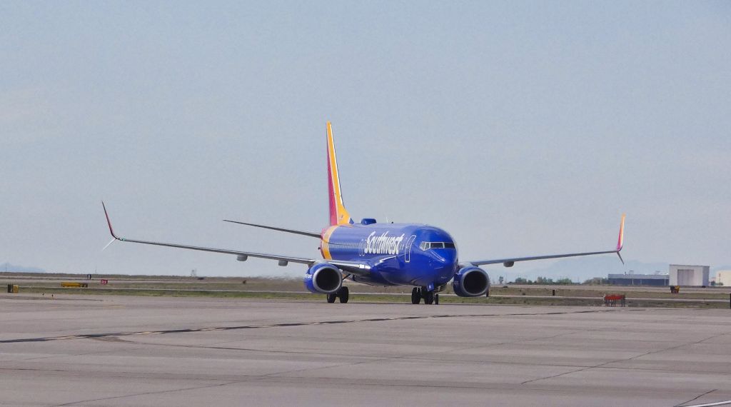 Boeing 737-800 (N8533S)