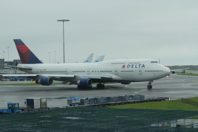 Boeing 747-200 (N665US)