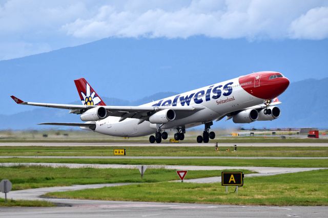 Airbus A340-300 (HB-JMG)