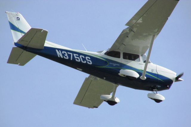 Cessna Skyhawk (N375CS) - Landing on RWY 20R