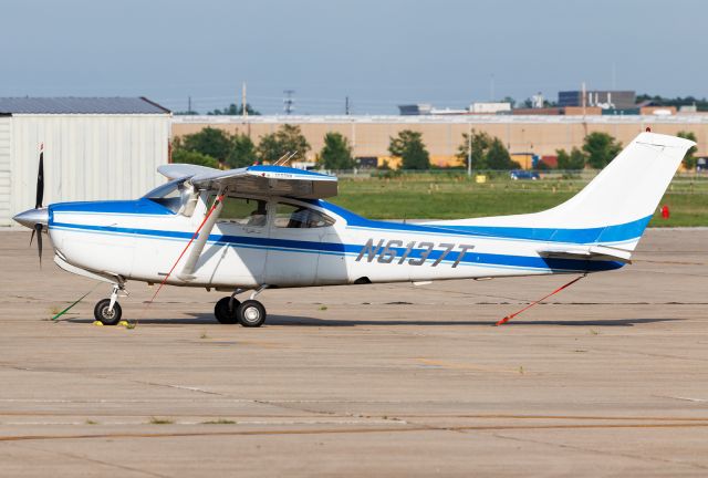 Cessna Skylane RG (N6137T)