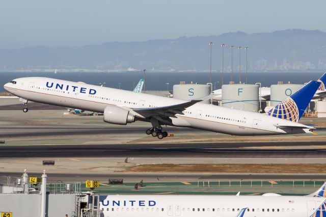 BOEING 777-300ER (N2331U)