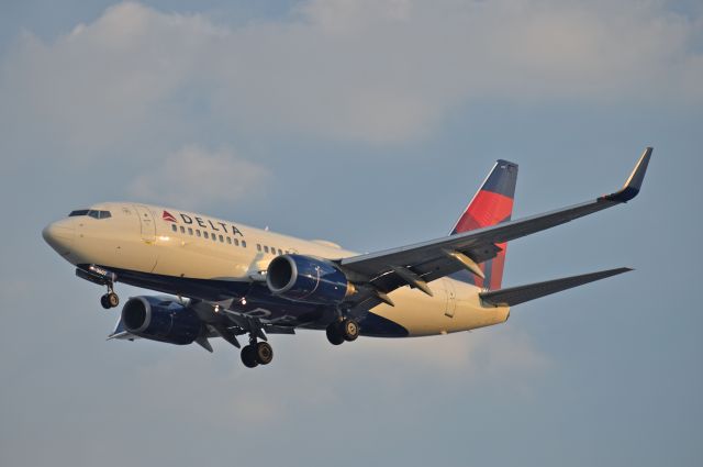 Boeing 737-700 (N307DQ) - Boeing B737-732 N307DQ MSN 29679 of Delta Airlines is on short final to runway 05R at Mexico City International Airport (06/2019).