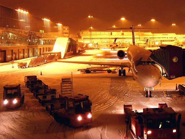 McDonnell Douglas MD-87 (OY-KHI) - MD-87 SAS Torkel Viking OY-KHI (Xmas 2005)