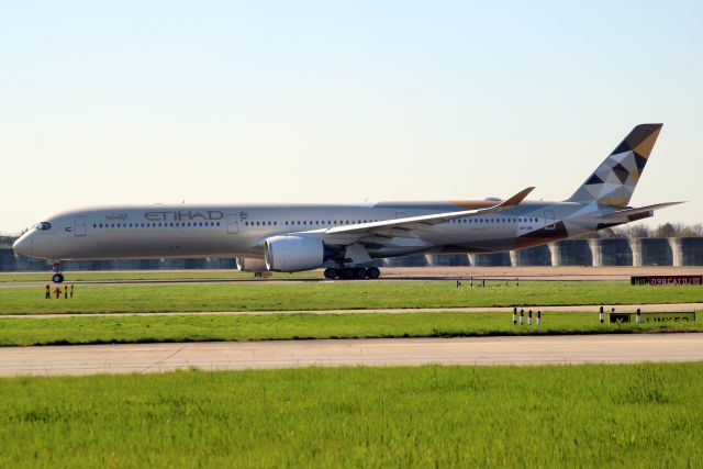 Airbus A350-1000 (A6-XWE) - Lining up to depart rwy 09R on 4-Apr-23 operating flight ETD12 to OMAA.