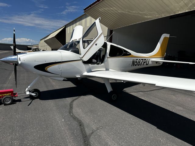 Cirrus SR-20 (N587PU)