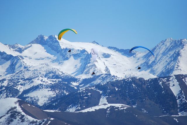 — — - Paraglider's flying over Baldy Ski Hill in Sun Valley Idaho with the Pioneer Mountains in the background