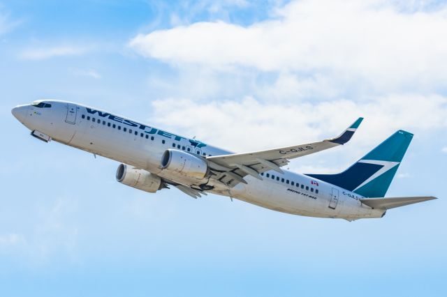 Boeing 737-800 (C-GJLS) - A WestJet 737-800 taking off from PHX on 2/11/23 during the Super Bowl rush. Taken with a Canon R7 and Canon EF 100-400 II L lens.