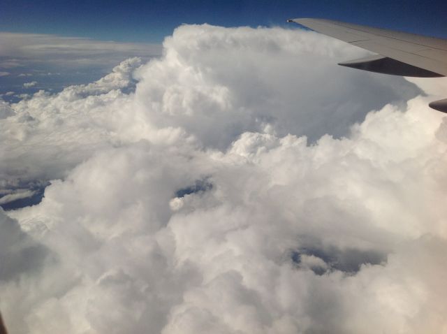 — — - Flight from Las Vegas to Chicago, Aug 1, 2012