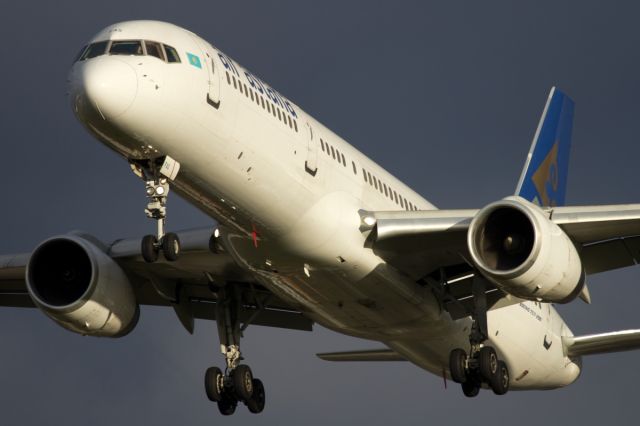 Boeing 757-200 (P4-FAS) - Approaching runway 027L at LHR.