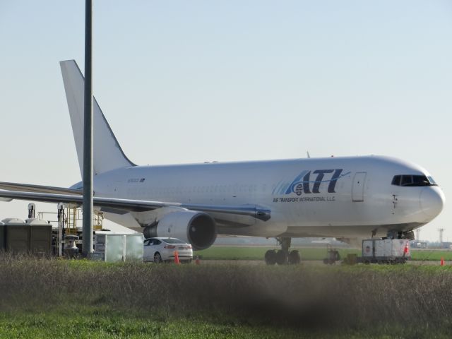 BOEING 767-200 (N763CX)