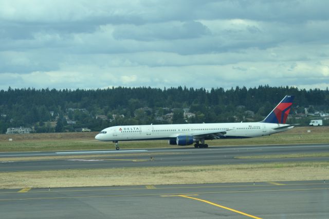 BOEING 757-300 (N593NW) - Arriving in PDX