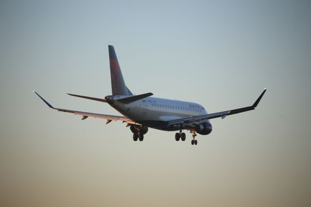 EMBRAER 175 (long wing) (N285SY)