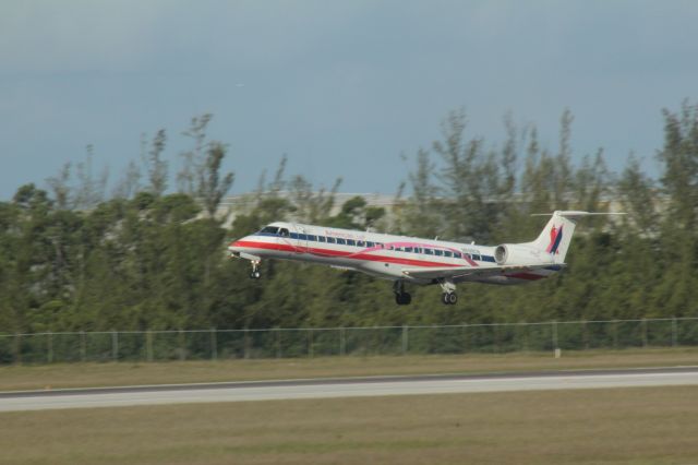 Embraer ERJ-145 (N698CB) - 091513 AE on MIA-NAS RT landing on Rwy 14